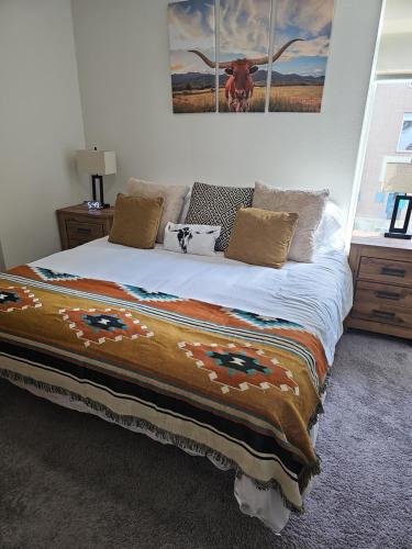 Giường trong phòng chung tại Lone Star Condo Hotel on Riverwalk with great Views