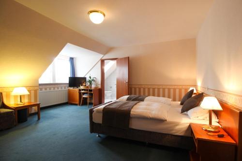 En eller flere senge i et værelse på Hotel Burg-Mühle