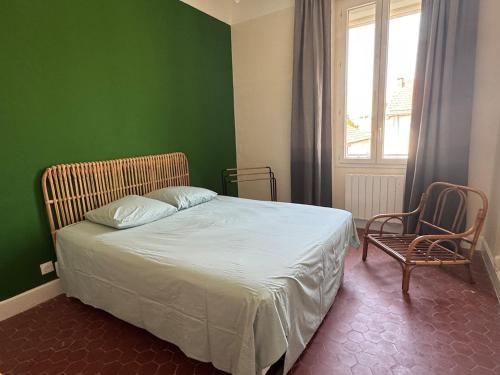 une chambre avec un lit, une chaise et une fenêtre dans l'établissement Lovely villa with pool in Arles, à Arles