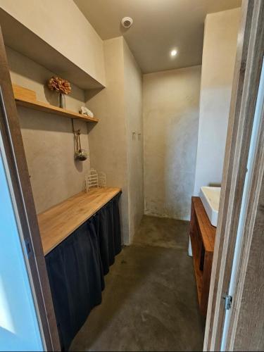 La salle de bains est pourvue d'un lavabo et d'un comptoir. dans l'établissement Appartement en rez-de-jardin, à La Valette-du-Var
