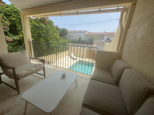 - un salon avec un canapé et une vue sur la piscine dans l'établissement Lovely villa with pool in Arles, à Arles