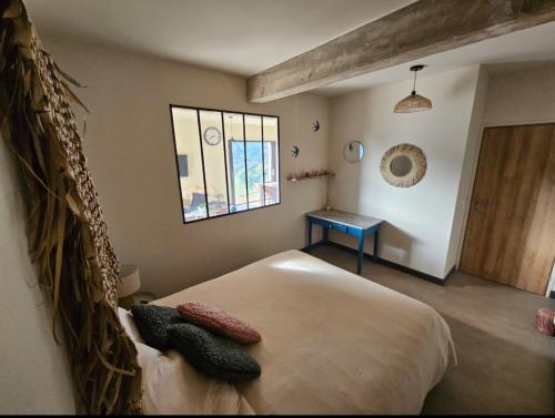 a bedroom with a bed and a blue table at Appartement en rez-de-jardin in La Valette-du-Var