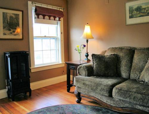 a living room with a couch and a table with a lamp at Wildcat Inn and Tavern in Jackson