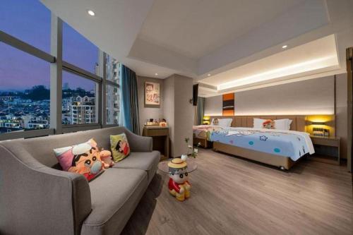 ein Schlafzimmer mit einem Bett, einem Sofa und einem Bett in der Unterkunft Nanning Prince Hotel in Nanning