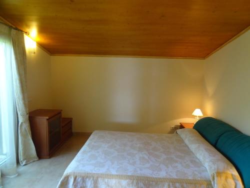 Un dormitorio con una cama grande y una ventana en Les Palmeres 53, en L'Estartit