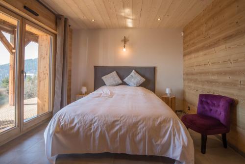 Giường trong phòng chung tại Les chalets perchés