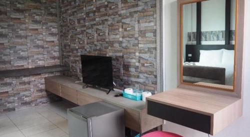 TV a/nebo společenská místnost v ubytování OYO 271 The Resort Romklao