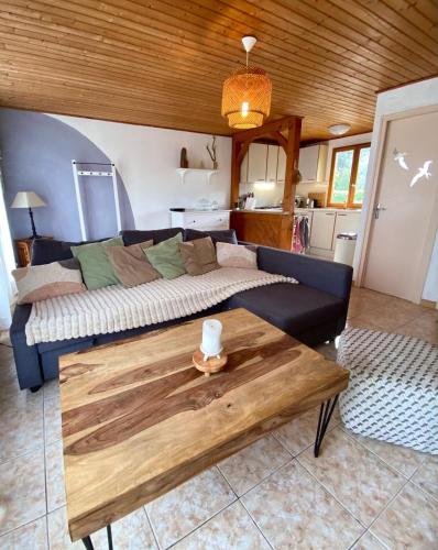 - une chambre avec un grand lit et un plafond en bois dans l'établissement Maison spacieuse avec terrasse, terrain clos et lac à proximité, à Fayence