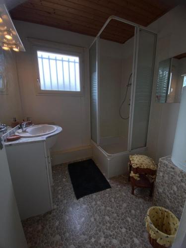 une salle de bain avec une douche, un lavabo et une baignoire dans l'établissement Maison spacieuse avec terrasse, terrain clos et lac à proximité, à Fayence