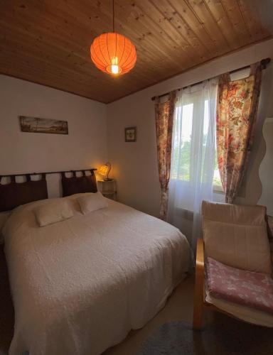 une chambre avec un lit blanc et une fenêtre dans l'établissement Maison spacieuse avec terrasse, terrain clos et lac à proximité, à Fayence