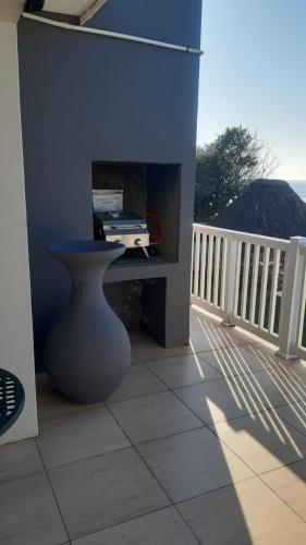 Un balcón o terraza en My Den Beachfront B&B and Self-Catering