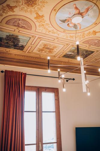 Μια τηλεόραση ή/και κέντρο ψυχαγωγίας στο Palazzo Tamanti - 4BR 6 Bath Estate Home in Montalcino Center