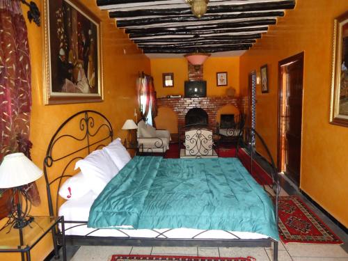 Postel nebo postele na pokoji v ubytování Hotel Riad L' Arganier D' Or
