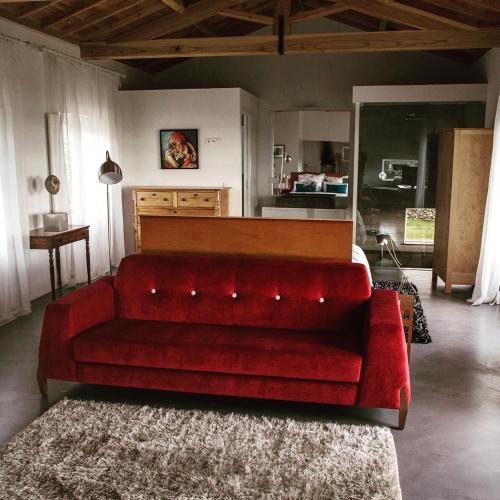 a red couch sitting in a living room at Pico da Vigia in Santa Bárbara