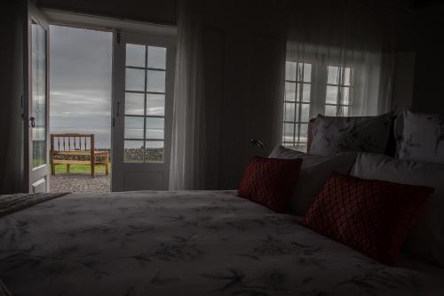 a bedroom with a bed with a view of the ocean at Pico da Vigia in Santa Bárbara