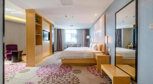 Lavande Hotel Wuhan Hanjiang Road Liuduqiao Metro Station في ووهان: غرفة نوم بسرير كبير وسجادة كبيرة
