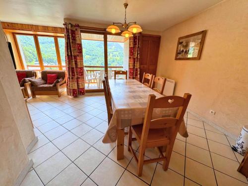 une salle à manger avec une table et des chaises en bois dans l'établissement Résidence Lupins - 85m2 pour 5 personnes 3 chambre cuisine équipée à St Martin de Bellville MAE-4964, à Saint-Martin-de-Belleville