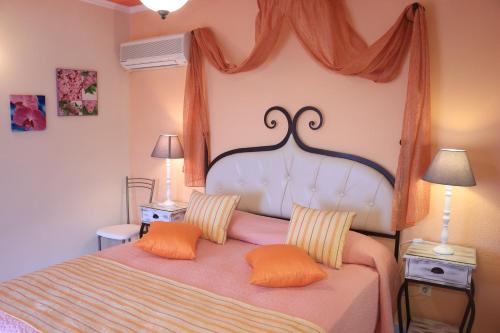 En eller flere senger på et rom på Villa Aris