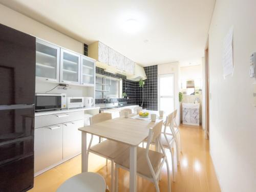 無料レンタサイクル -Guest House 団- 最大16名,難波まで2駅5分,USJまで好アクセスの3階建て
