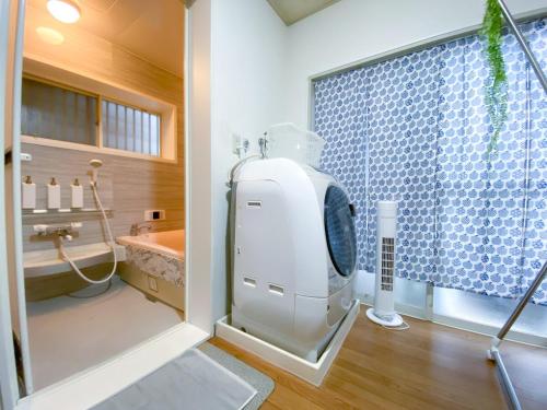 無料レンタサイクル -Guest House 団- 最大16名,難波まで2駅5分,USJまで好アクセスの3階建て
