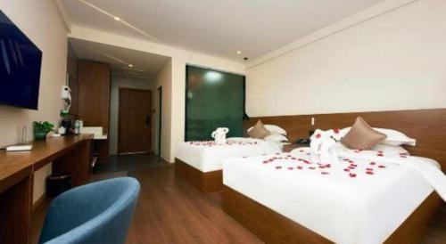 a hotel room with two beds and a blue chair at Lijiang Liwang Hotel in Lijiang