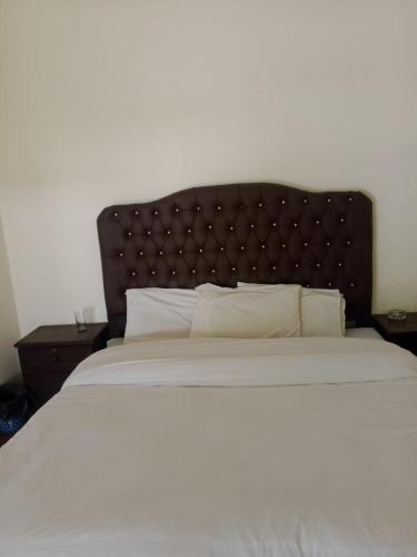 Hotel Pine Grove Naranにあるベッド
