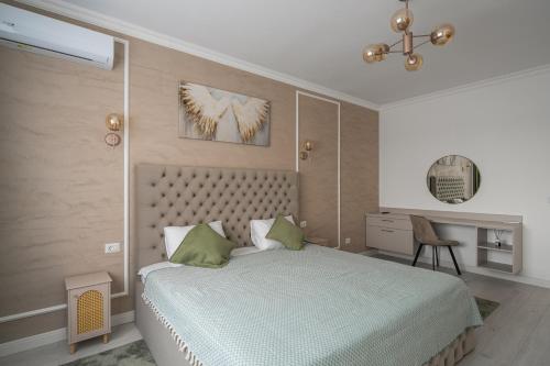 ein Schlafzimmer mit einem großen Bett und einem Schreibtisch in der Unterkunft One Studio in Focşani