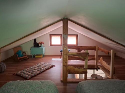 une chambre avec un toit et un lit dans l'établissement La Fourmi et son bain Nordique, à Échery