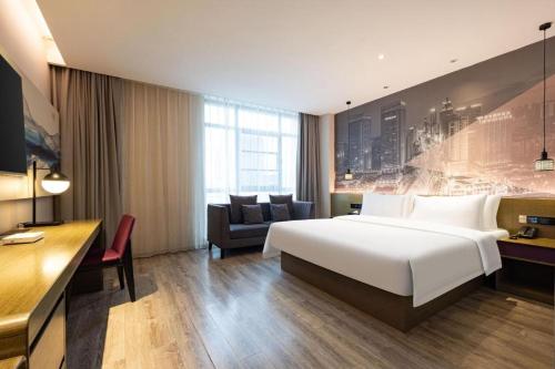 Postel nebo postele na pokoji v ubytování ibis Styles Wuhan Optics Valley Square Hotel
