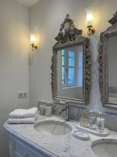 une salle de bain avec deux lavabos et un miroir dans l'établissement Le Clos des Rosiers, a charming place in Gordes, à Gordes