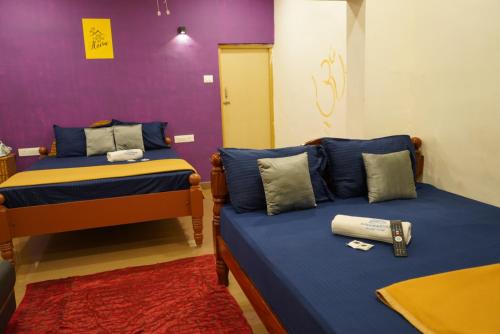 Postel nebo postele na pokoji v ubytování Aishwaryam home stay