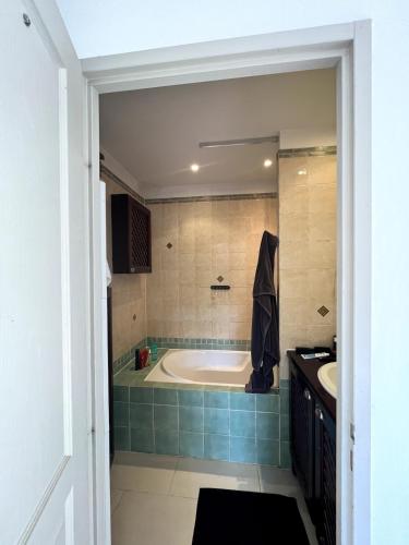 une salle de bain avec une baignoire et un lavabo dans l'établissement Villa 6 Pers Uzes piscine lagon et vue garrigue, à Saint-Maximin