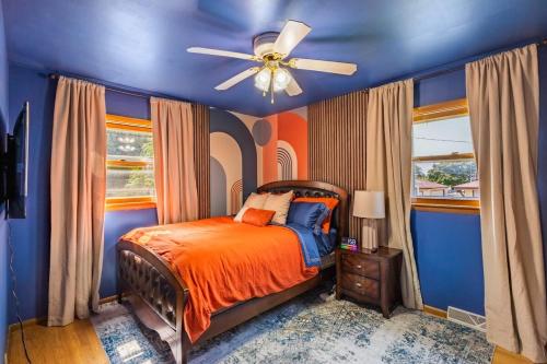 En eller flere senge i et værelse på Luxury 8 guest, King Bed, garage