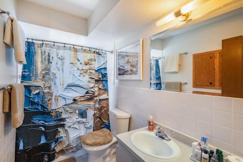 Et badeværelse på Luxury 8 guest, King Bed, garage