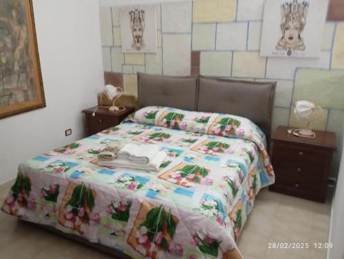 Un dormitorio con una cama y un teléfono encima. en Casa Nicolù, en Siracusa