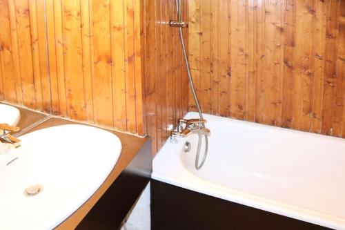 une salle de bain avec un lavabo et une baignoire dans l'établissement Résidence Le Belvedere - GRAND STUDIO 6 PERSONNES CENTRE STATION MAE-6834, aux Orres
