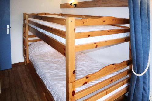 quelques lits superposés dans une chambre dans l'établissement Résidence Le Belvedere - GRAND STUDIO 6 PERSONNES CENTRE STATION MAE-6834, aux Orres