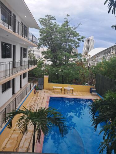 a swimming pool in the middle of a building at Hotel palacio in Acapulco