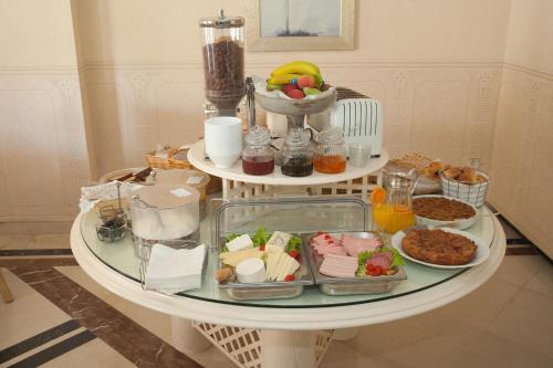 una mesa con platos de comida encima en Hotel Kalafati en Itea
