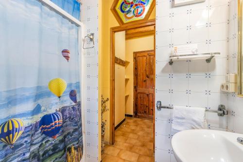 un baño con ducha y lavabo en El Torrent, en Pinell de Solsonès