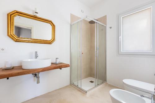 een badkamer met een glazen douche en een wastafel bij Villa Surya by Perle di Puglia in Ugento