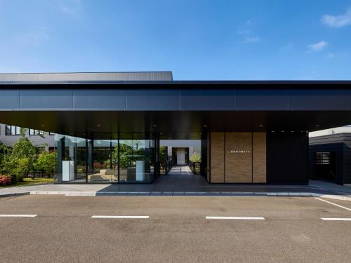 an empty parking lot in front of a building at The Kanazawa Sainoniwa Hotel in Kanazawa