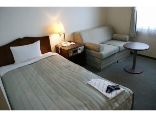 市原市にあるIchihara Marine Hotel - Vacation STAY 01363vのベッドとソファのあるホテルの部屋