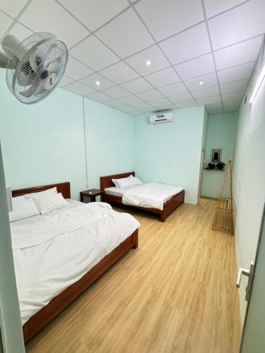 Ένα ή περισσότερα κρεβάτια σε δωμάτιο στο Phan Lê Homestay