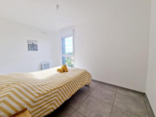 une chambre avec un lit avec un ours en peluche dessus dans l'établissement Toit-terrasse avec vue magnifique sur Montpellier, à Montpellier