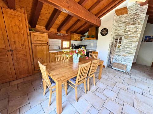 une salle à manger avec une table et des chaises en bois dans l'établissement Résidence La Grange - Chalet authentique rénové à St Martin de Belleville MAE-4244, à Saint-Martin-de-Belleville