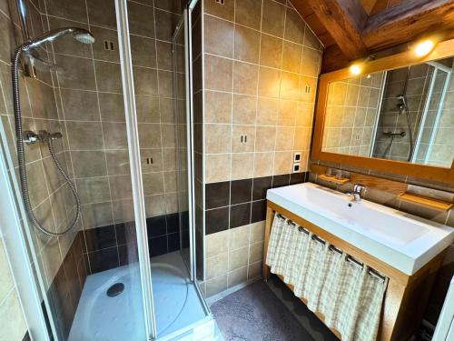 une salle de bain avec douche et lavabo dans l'établissement Résidence La Grange - Chalet authentique rénové à St Martin de Belleville MAE-4244, à Saint-Martin-de-Belleville