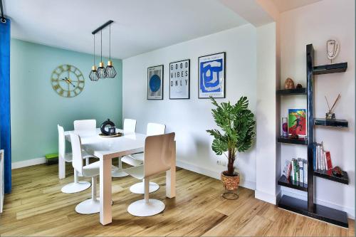 une salle à manger avec une table et des chaises blanches dans l'établissement Gleizé cottage, à Gleizé