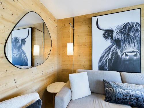 un salon avec un canapé et un miroir dans l'établissement Résidence Ariondaz DaphnÉe - Appartement traversant avec magnifique vue Vallée MAE-4624, à Courchevel