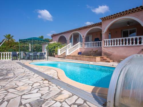 une maison avec une piscine devant une maison dans l'établissement Villa 150m2, Piscine, Parking, Wifi, Clim, à Saint-Raphaël